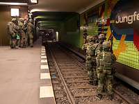 Soldaten in einem U-Bahn Schacht, auf den Gleisen