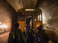 Soldaten steigen in eine U-Bahn