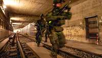 Soldaten in einem U-Bahn Schacht