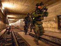 Soldaten in einem U-Bahn Schacht