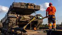 Beispiel für zivil-militärisches Zusammenwirken: ein Kampfpanzer Leopard 2 wird vorbereitet.