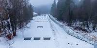 Luftaufnahme einer Hindernisbahn, die mit Schnee überzogen ist.