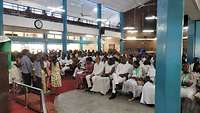 Viele Menschen feiern einen Gottesdienst.