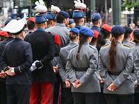 Soldatinnen und Soldaten in verschiedenen internationalen Uniformen sind angetreten.