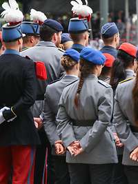 Soldatinnen und Soldaten in verschiedenen internationalen Uniformen sind angetreten.