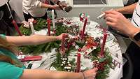 Adventskränze mit Kerzen auf einem Tisch