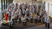 Musiker der Bundeswehr auf einer Treppe mit Instrumenten