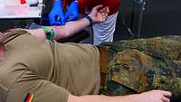Ein Soldat beim Blutspenden
