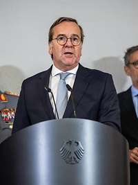 Boris Pistorius steht hinter einem Rednerpult.