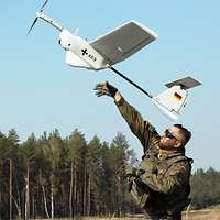 Ein Soldat lässt eine Aufklärungsdrohne ALADIN per gezielten Wurf nach oben abheben.