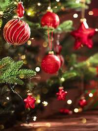 Ein Weihnachtsbaum mit roten Kugeln und roten Sternen