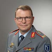 Ein General im Dienstanzug im Portrait.