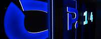 Eine große blau beleuchtete Servereinheit mit der Aufschrift CR14.