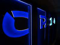 Eine große blau beleuchtete Servereinheit mit der Aufschrift CR14.