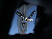 Eine Teleskopstange steckt in der Kupplung eines Flugzeuges.