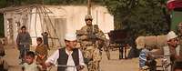 Patrouille im Raum Imam Sahib Ein Soldat läuft durch ein Dorf in Afghanistan