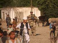 Patrouille im Raum Imam Sahib Ein Soldat läuft durch ein Dorf in Afghanistan