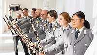 Musiker in Uniform mit Instrumenten