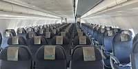Leere Sitzreihen in einem Transportflugzeug vom Typ Airbus A330 MRRT.