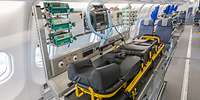 Der Innenraum eines Transportflugzeuges vom Typ Airbus A330 MRTT mit medizinischem Equipment.