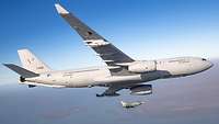 Ein Transportflugzeug vom Typ Airbus A330 MRTT fliegt vor einem Kampfjet vom Typ Eurofighter.