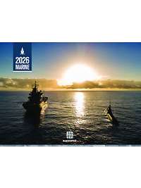 Ein Schiff und ein UBoot fahren auf den Sonnenuntergang zu