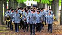 Militärorchester läuft eine Alle entlang
