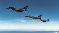Drei Kampfflugzeuge vom Typ Eurofighter fliegen nebeneinander.