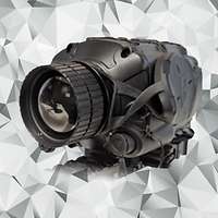 Ein schwarzer Aufsatz mit Riemen und einer Zielhilfe zur Befestigung an einer Waffe.