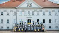 Das Musikkorps in Paradeuniform mit Pauken und Trompeten vor dem Schloss Hohenzieritz.