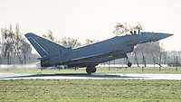 Ein Kampfflugzeug vom Typ Eurofighter hebt ab von der Startbahn.