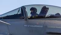 Ein Kampfpilot sitzt im Cockpit eines Kampfflugzeuges vom Typ Eurofighter.