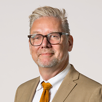 Ein man an einem Tisch