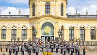 Das Heeresmusikkorps Kassel steht vor der Orangerie 