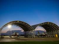 Zwei Kampfflugzeuge vom Typ Eurofighter stehen im Hangar.