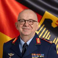 Ein Soldat vor der Deutschlansflagge