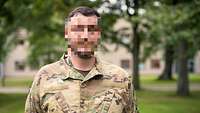 Leutnant Volodymyr blickt für ein Porträtfoto in die Kamera