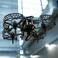 Fliegende Drohne in einer großen Halle