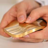 Eine Hand hält eine Medaille fest