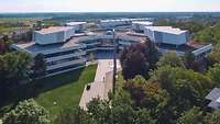 Luftaufnahme der Universität der Bundeswehr München, wo sicherheitsrelevante Zukunftstechnologien erforscht werden
