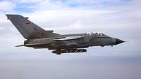 Ein Kampfflugzeug Tornado mit Marschflugkörper Taurus unter dem Bug im Flug