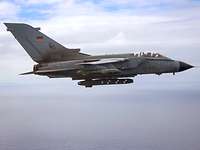 Ein Kampfflugzeug Tornado mit Marschflugkörper Taurus unter dem Bug im Flug