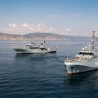 Boote Kalkgrund und Helmsand vor Sesimbra in Portugal.