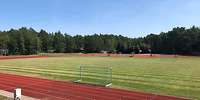 Sportplatz mit einer Tartanbahn und Fussballtoren