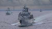 Mehrere Kriegsschiffe fahren in der Ostsee.