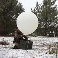 Soldaten befüllen die großen weißen Ballons mit Helium.