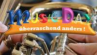 Bild von Händen mit einem Instrument