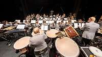Musiker der Bundeswehr auf einer Bühne