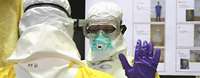 Ebola Hilfe Zwei Soldaten in Schutzanzügen üben für den Einsatz in den von Ebola betroffenen Gebieten