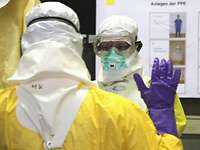 Ebola Hilfe Zwei Soldaten in Schutzanzügen üben für den Einsatz in den von Ebola betroffenen Gebieten